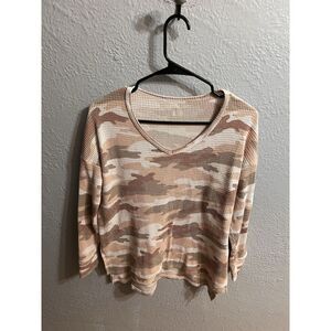American Eagle‎ Womans V Neck Shirt Size XS Camouflage